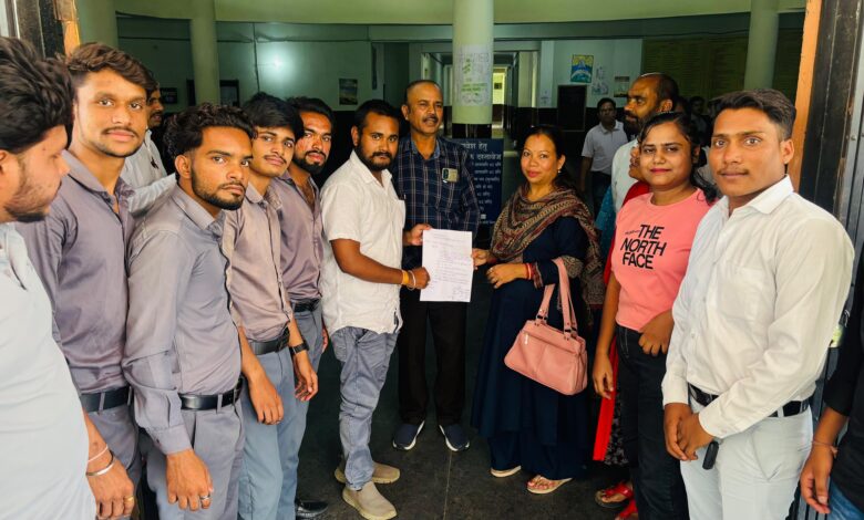 आईटीआई कोनी में प्राचार्य की अनुपस्थिति और छात्र प्रताड़ना के खिलाफ एनएसयूआई का प्रदर्शन, रंजेश सिंह ने की कार्रवाई की मांग