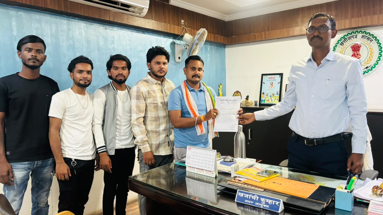संयुक्त संचालक की अनुपस्थिति में सहायक संचालक जगदीश शास्त्री को तथा निगम आयुक्त के नाम उप आयुक्त खजांची कुम्हार को रंजेश सिंह प्रदेश सचिव एनएसयूआई ने सौंपा ज्ञापन
